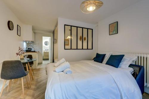 une chambre avec un grand lit blanc avec des oreillers bleus dans l'établissement Gare Austerlitz Renovated & comfortable 8 guests, à Paris