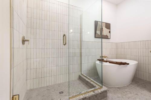 路易維爾的住宿－Modern Mid Century Getaway. Luxury by Hollyhock，浴室设有玻璃淋浴间和卫生间