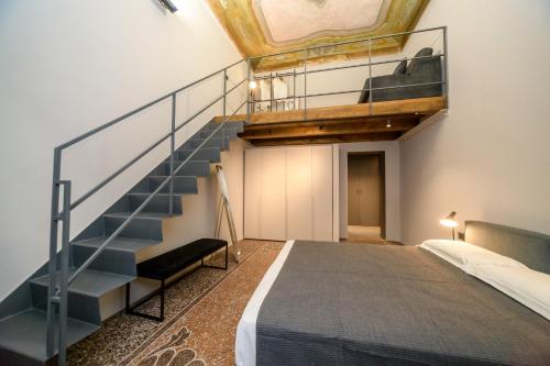 um quarto com uma escada e uma cama em Eleven Luxury Suite em Gênova