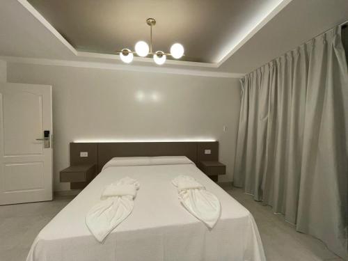 1 dormitorio con 1 cama con 2 toallas en HOTEL & SPA JAMAX en Termas de Río Hondo