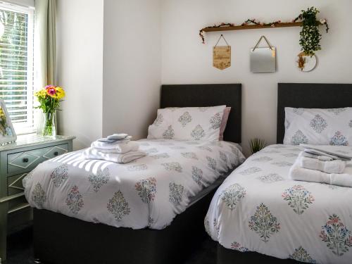Holywood的住宿－Canda，一间卧室设有两张床和窗户。