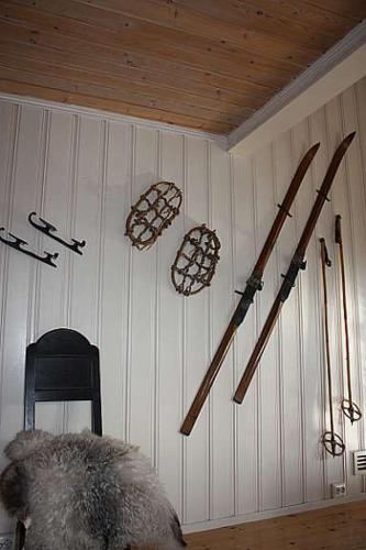 eine Wand mit verschiedenen Werkzeugen in der Unterkunft Bekkeli; Mountain cabin, amazing view - ski in - ski out, golf, hike, bike,, fishing, in Nes i Ådal