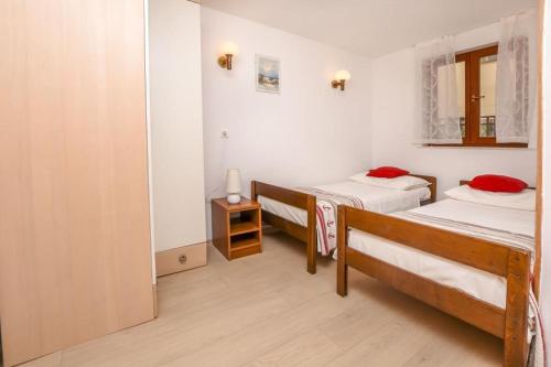 sypialnia z 2 łóżkami i lustrem w obiekcie Apartments Dragons Eye Rogoznica (3338) w Rogoznicy