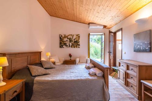 una camera da letto con un letto grande in una stanza di Villa Eiras Altas Grande by Portucasa a Corte Vidreiro