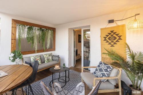 un salon avec un canapé et une table dans l'établissement Résidence CasaBianca Porticcio - Aliva, à Porticcio