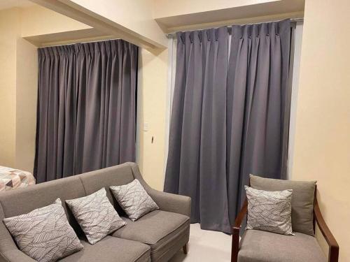 One Pacific Residence SeaView Condo Mactan Newtown Lapu-Lapu Cityにあるシーティングエリア