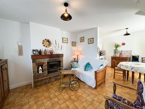 - un salon avec un lit et une cheminée dans l'établissement Maisonnette*Cozy*Parking*4pers, à Saint-Sulpice-sur-Risle