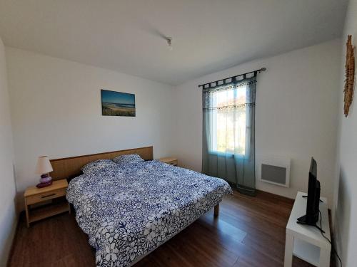 une chambre avec un lit et une télévision dans l'établissement TURQUOISE, à Linxe