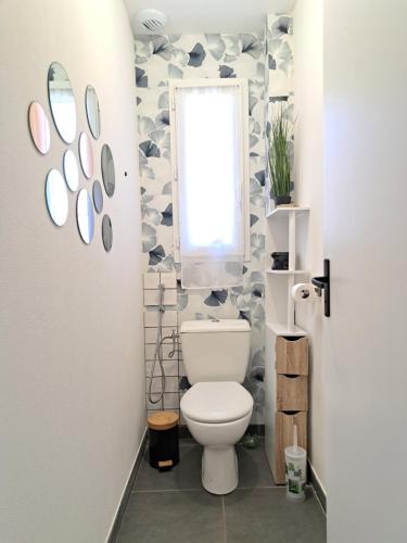 une salle de bain avec toilettes et fenêtre dans l'établissement TURQUOISE, à Linxe