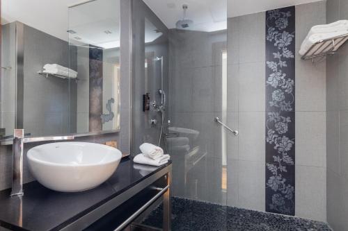 فندق برشلونة كولونيال في برشلونة: حمام مع حوض كبير للبيض على منضدة