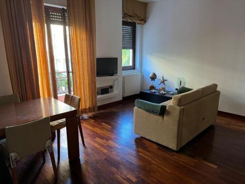 ein Wohnzimmer mit einem Sofa und einem Tisch in der Unterkunft RG HOUSE in Trani
