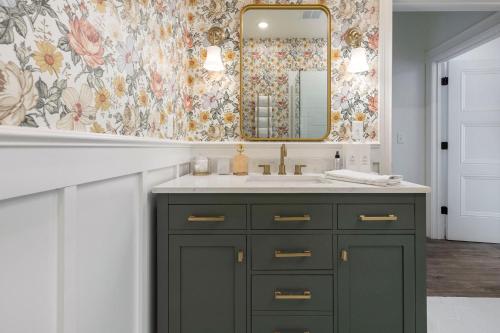 uma casa de banho com um lavatório e um espelho em Fancy Heart of Kentucky Suite em Louisville