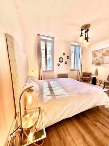 une chambre avec un grand lit dans une pièce dans l'établissement Élégance Lauragaise * Wifi * Netflix * Terrasse, à Villefranche-de-Lauragais