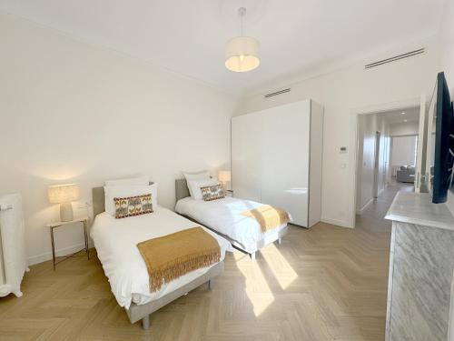 um quarto com duas camas e uma televisão em 3 pièces rénové Limitrophe Monaco em Beausoleil