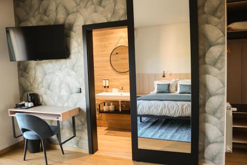 a mirror in a room with a bed and a desk at Quinta da Seixeda in Alijó