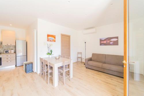 a kitchen and living room with a table and a couch at 267 - Casa Paradise B1, nel verde di Casarza a 15 minuti d'auto dal Mare - PARCHEGGIO PRIVATO INCLUSO in San Lazzaro