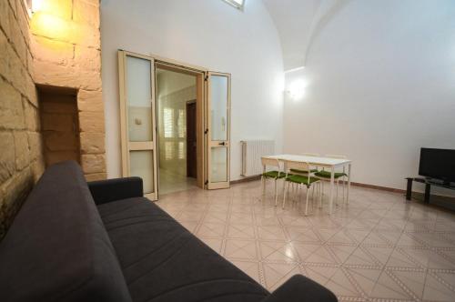 - un salon avec un canapé et une table dans l'établissement Casa vacanze Ginevra con aria condizionata e WIFI gratutiti, à Lizzanello