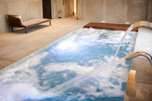 uma banheira de hidromassagem com uma fonte de água em Hotel & Spa Convento San Francisco em Soria