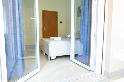 Vistas a una habitación con cama a través de una ventana en Affittacamere Piazza Mazzini, en Terracina