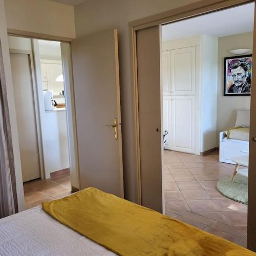 - une chambre avec une porte s'ouvrant sur un salon dans l'établissement La Calade, à LʼIsle-sur-la-Sorgue