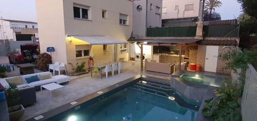 een huis met een zwembad naast een gebouw bij Urbanizacion El Pantano villa 4 dormitorios in Alcora