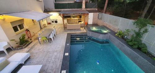 een uitzicht over een zwembad in een gebouw bij Urbanizacion El Pantano villa 4 dormitorios in Alcora