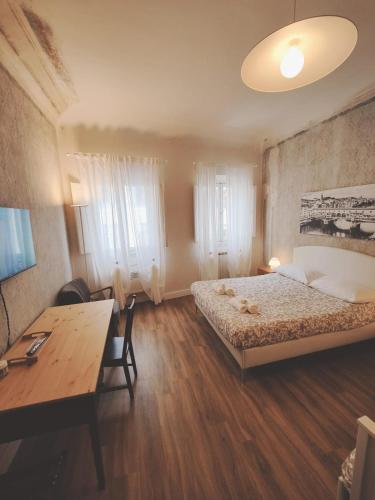 una camera da letto con un letto, una scrivania e un tavolo di Amazing Florence Guest Room a Firenze