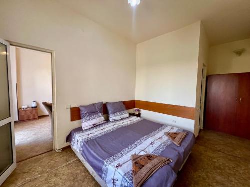 a bedroom with a large bed in a room at Ayg Hotel and Sport Complex Ararat in Davalinskiy Tsemzavod