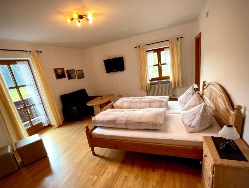 una camera con un grande letto di Ferienhaus Daxenberger a Bernau am Chiemsee