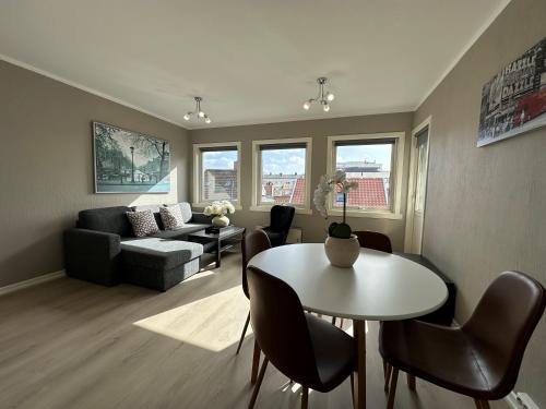 ein Wohnzimmer mit einem Tisch und einem Sofa in der Unterkunft KRSferie leiligheter i sentrum in Kristiansand