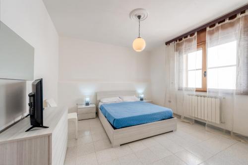 een slaapkamer met een bed en een flatscreen-tv bij Casa vacanza zia candida in Casalabate