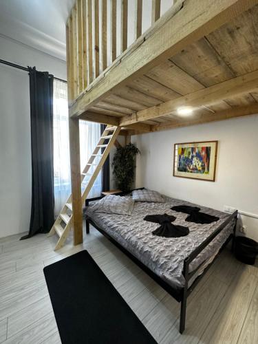 una camera con letto a castello e scala di Vila Ana 2 Untold a Cluj-Napoca