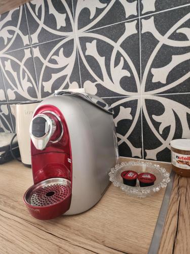 Příslušenství pro přípravu čaje a kávy v ubytování Dhami Apartment