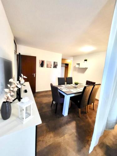 une salle à manger avec une table et des chaises dans l'établissement nJoy! Comfort & Spacious - Balkon - gratis WLAN - perfekt für Work & Travel, à Bietigheim-Bissingen