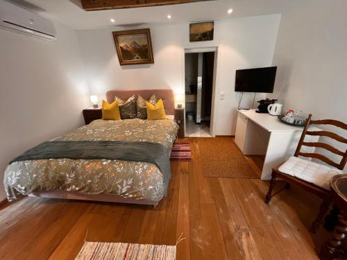 Μια τηλεόραση ή/και κέντρο ψυχαγωγίας στο B&B Romantico Palazzo dei Ulivi