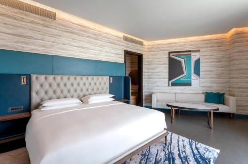 Uma cama ou camas num quarto em Hyatt Centric Jumeirah Dubai - Executive Room - UAE