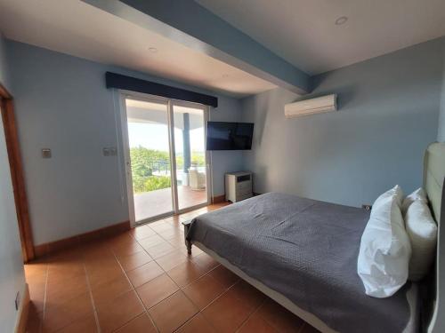 Katil atau katil-katil dalam bilik di Luxury Villa with Separate Guest house and 360view