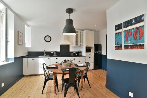 - une cuisine avec une table à manger et des chaises dans l'établissement La Perlezen - Appt pour 4 à 100m de la plage, à Cancale