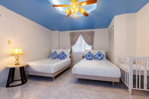 Ένα ή περισσότερα κρεβάτια σε δωμάτιο στο Yomitan kuba house