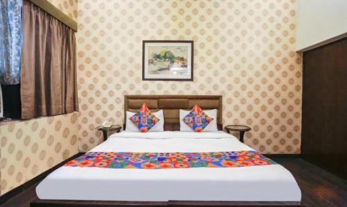 um quarto com uma cama grande num quarto em FabExpress Pulse Impulse em Nova Deli