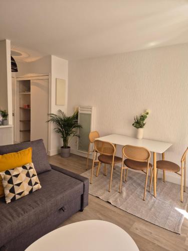 un salon avec un canapé et une table dans l'établissement Appartement T2 - Hyères GARE, à Hyères