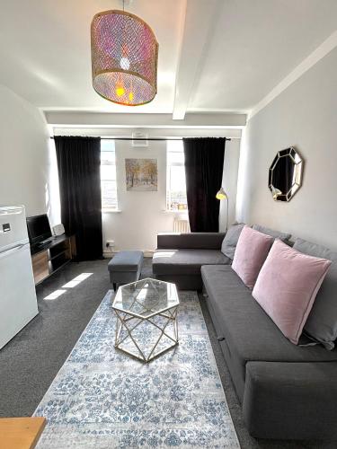 sala de estar con sofá y mesa en City Central Panoramic Apartment, en Londres