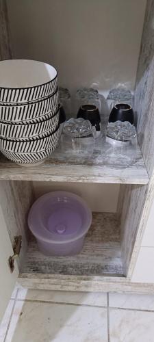 - une étagère avec un bol et des assiettes dans l'établissement au fil de l'eau, à Charleville-Mézières