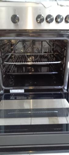 un four avec sa porte ouverte dans une cuisine dans l'établissement au fil de l'eau, à Charleville-Mézières