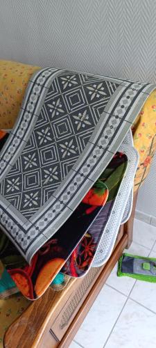 - un lit avec un oreiller en noir et blanc dans l'établissement au fil de l'eau, à Charleville-Mézières