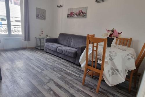 un salon avec un canapé et une table dans l'établissement 45 m2 au Centre Ville - Les bougies, à Corbeil-Essonnes