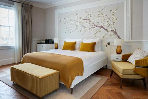 - une chambre avec un grand lit et une fresque murale sur les arbres dans l'établissement 2 Chesham Hotel, à Londres