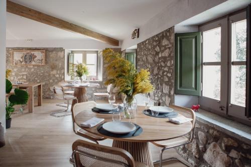 Un comedor con mesa y sillas en Mas Toralles, en Sant Privat de Bas