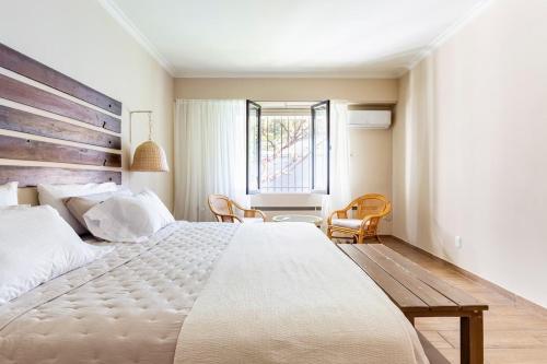 Un dormitorio con una cama grande y una ventana en Casa Noble en Mendoza