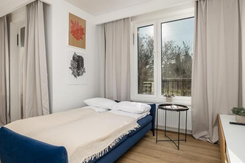 Postel nebo postele na pokoji v ubytování Modern & Trendy Studio Winiarska with Parking by Renters